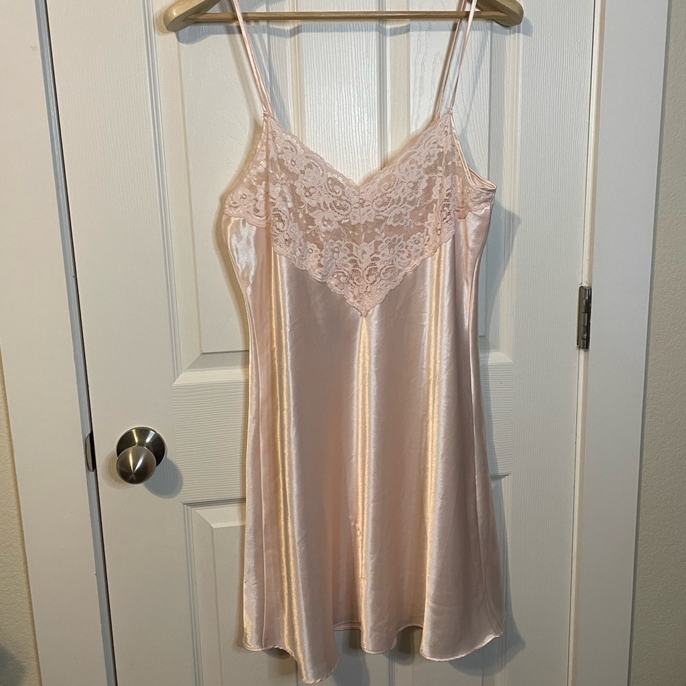 VTG Dentelle champagne satin chemise w/ lace trim sz L